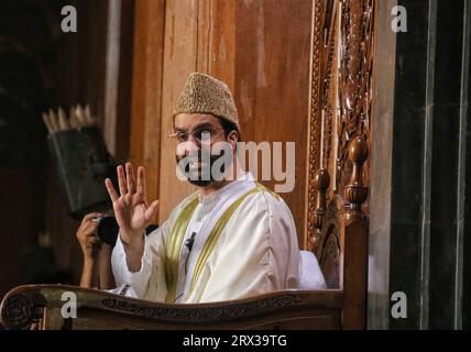 Srinagar Kaschmir, Indien. September 2023. Der führende Separatistenführer Mirwaiz Umar Farooq hält Freitagspredigt in der Großen Moschee (Jamia Masjid) in der Altstadt von Srinagar. Mirwaiz Umar Farooq, der Leiter der Hurriyat-Konferenz, wurde am Freitag, vier Jahre nach seiner Inhaftierung im Zuge der Streichung von Artikel 370 der Verfassung im August 2019, aus dem Hausarrest entlassen. Am 22. September 2023 in Srinagar Kaschmir, Indien. (Bildauszug: © Firdous Nazir/Okular über ZUMA Press Wire) NUR REDAKTIONELLE VERWENDUNG! Nicht für kommerzielle ZWECKE! Stockfoto