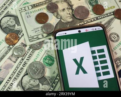 Deutschland. September 2023. In dieser Abbildung wird das Microsoft Excel-Logo auf einem Smartphone mit US-Dollar-Währungen in der Tabelle angezeigt. Quelle: SOPA Images Limited/Alamy Live News Stockfoto
