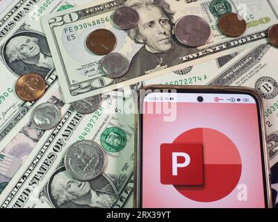Deutschland. September 2023. In dieser Abbildung wird das Microsoft PowerPoint-Logo auf einem Smartphone mit US-Dollar-Währungen in der Tabelle angezeigt. Quelle: SOPA Images Limited/Alamy Live News Stockfoto