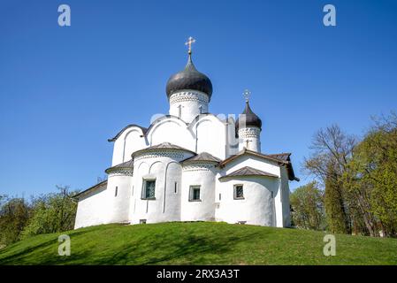 Die antike Kirche von St. Basil der große auf dem Hügel. Pskow, Russland Stockfoto