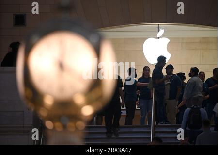 New York, USA. September 2023. Kunden stellen sich im Apple Store im Grand Central Terminal auf, um das neue iPhone 15 von Apple zu erwerben, das heute in New York, New York, New York, 22. September 2023 erhältlich ist. Das Telefon verfügt über eine 48-Megapixel-Kamera und das neue USB-C-Ladegerät, das Apples lang verwendetes Blitzladegerät ersetzt hat. (Foto: Anthony Behar/SIPA USA) Credit: SIPA USA/Alamy Live News Stockfoto