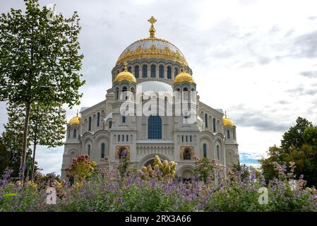 Die Naval Cathedral von St. Nicholas der Wundertäter an einem Sommertag. Kronstadt, Russland Stockfoto