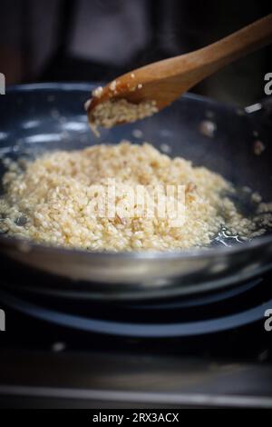 Kochen von Risotto auf einem tragbaren Induktionskocher Stockfoto