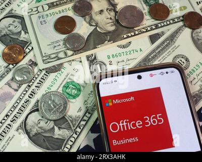 Deutschland. September 2023. In dieser Abbildung wird das Microsoft Office 365 Business-Logo auf einem Smartphone mit Währungen in US-Dollar in der Tabelle angezeigt. (Foto von Igor Golovniov/SOPA Images/SIPA USA) *** ausschließlich für redaktionelle Nachrichtenzwecke *** Credit: SIPA USA/Alamy Live News Stockfoto