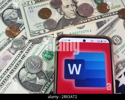 Deutschland. September 2023. In dieser Abbildung wird das Microsoft Word-Logo auf einem Smartphone mit Währungen in US-Dollar auf der Tabelle angezeigt. (Foto von Igor Golovniov/SOPA Images/SIPA USA) *** ausschließlich für redaktionelle Nachrichtenzwecke *** Credit: SIPA USA/Alamy Live News Stockfoto
