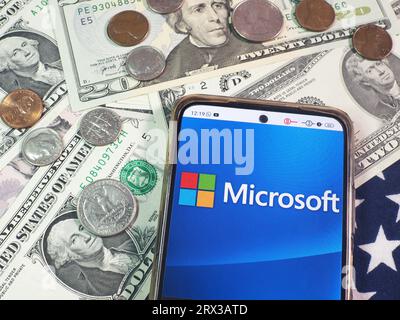 Deutschland. September 2023. In dieser Abbildung wird das Microsoft Corporation-Logo auf einem Smartphone mit US-Dollar-Währungen auf der Tabelle angezeigt. (Foto von Igor Golovniov/SOPA Images/SIPA USA) *** ausschließlich für redaktionelle Nachrichtenzwecke *** Credit: SIPA USA/Alamy Live News Stockfoto
