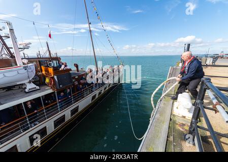 Paddeldampfer Waverley fährt vom Southend Pier ab, nachdem er Passagiere für eine Flussfahrt rund um die Themse-Mündung abgeholt hat. Crew und Anlegeseil Stockfoto