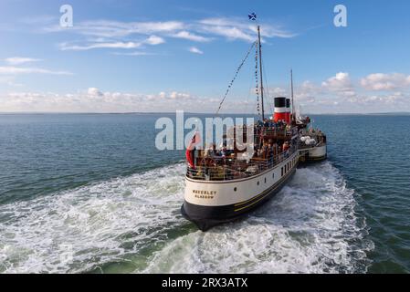 Paddeldampfer Waverley segelt nach einem Halt am Southend Pier, um Passagiere für eine Flussfahrt um die Themse-Mündung zu sammeln Stockfoto