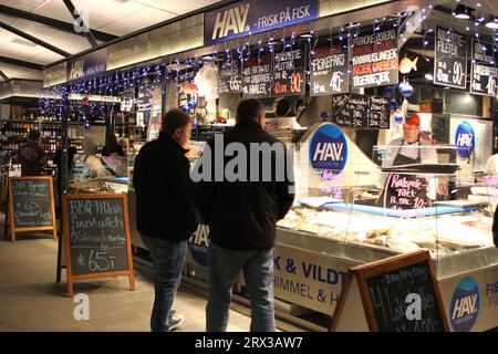 Kopenhagens beliebter Marktplatz Torvehallerne zu Weihnachten. Der Lebensmittelmarkt befindet sich in der Nähe des Bahnhofs Nørreport in Kopenhagen, Dänemark. Es wurde vom Architekten Hans Hagens entworfen und im September 2011 eröffnet. Stockfoto