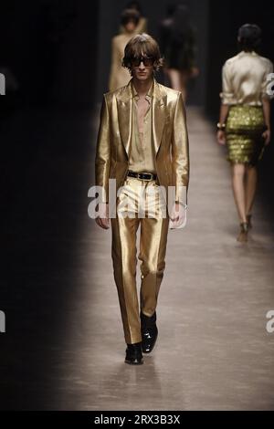 Mailand, Italien. September 2023. Model Julien Saunier spaziert auf dem Laufsteg der Tom Ford Fashion Show während der Frühjahr Sommer 2024 Collections Fashion Show auf der Milan Fashion Week in Mailand, Italien am 21. September 2023. (Foto: Jonas Gustavsson/SIPA USA) Credit: SIPA USA/Alamy Live News Stockfoto