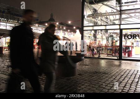 Kopenhagens beliebter Marktplatz Torvehallerne zu Weihnachten. Der Lebensmittelmarkt befindet sich in der Nähe des Bahnhofs Nørreport in Kopenhagen, Dänemark. Es wurde vom Architekten Hans Hagens entworfen und im September 2011 eröffnet. Stockfoto