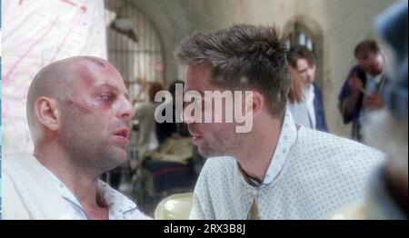12 MONKEYS 1995 Universal Pictures Film mit Bruce Willis links und Brad Pitt Stockfoto