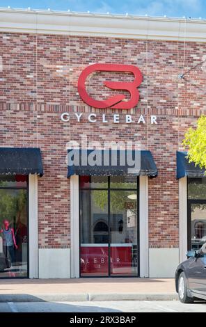 Houston, Texas USA 07-30-2023: Außenansicht der CycleBar im Vintage Park, Houston TX. Fahrradstudio, Fitnessstudio. Stockfoto