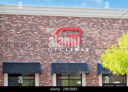 Houston, Texas USA 07-30-2023: Außenansicht der CycleBar im Vintage Park, Houston TX. Fahrradstudio, Fitnessstudio. Stockfoto