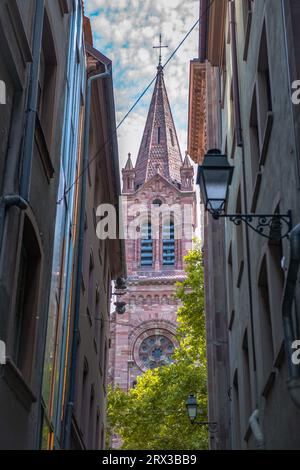 Gasse in Straßburg mit Blick auf die Kirche Stockfoto