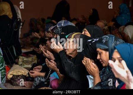 Srinagar, Indien. September 2023. Kaschmirfrauen beten während der Freitagsgebete in der historischen Großmoschee oder Jamia Masjid in Srinagar, der Sommerhauptstadt von Jammu und Kaschmir. (Foto: Saqib Majeed/SOPA Images/SIPA USA) Credit: SIPA USA/Alamy Live News Stockfoto