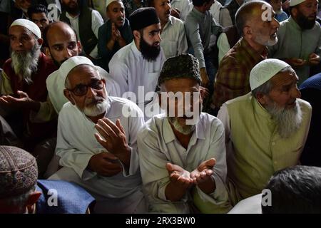 Srinagar, Indien. September 2023. Kaschmiri-Männer beten während der Freitagsgebete in der historischen Großmoschee oder Jamia Masjid in Srinagar, der Sommerhauptstadt von Jammu und Kaschmir. (Foto: Saqib Majeed/SOPA Images/SIPA USA) Credit: SIPA USA/Alamy Live News Stockfoto