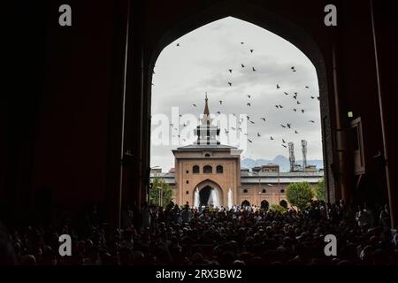 Srinagar, Indien. September 2023. Blick auf den Eingang der historischen Großen Moschee oder Jamia Masjid in Srinagar, der Sommerhauptstadt von Jammu und Kaschmir. (Foto: Saqib Majeed/SOPA Images/SIPA USA) Credit: SIPA USA/Alamy Live News Stockfoto