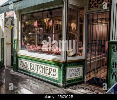 Das Schaufenster der traditionellen Metzgerei Jesse Smith in Cirencester. Stockfoto