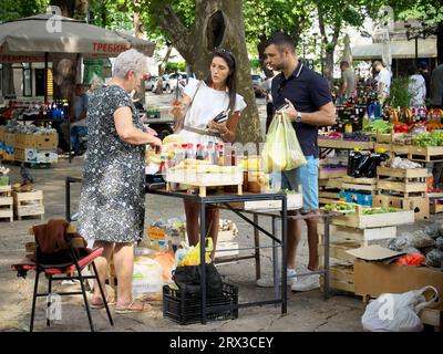 Kauf und Verkauf auf dem grünen Markt von Trebinje, Bosnien und Herzegowina Stockfoto