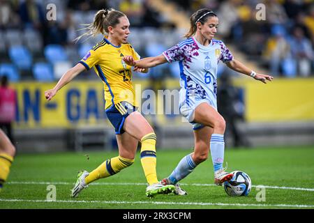 Göteborg, Schweden. September 2023. Elin Rubensson (L) aus Schweden und Aitana Bonmati aus Spanien in Aktion während des Fußballspiels der UEFA Women's Nations League (Liga A, Gruppe A4) zwischen Schweden und Spanien im Gamla Ullevi in Göteborg, Schweden, am 22. September 2023.Foto: Björn Larsson Rosvall/TT/Code 9200 Credit: TT News Agency/Alamy Live News Stockfoto