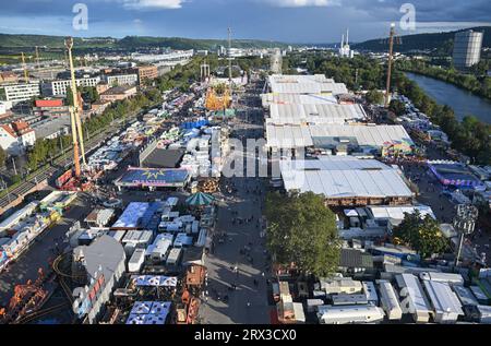 Stuttgart, Deutschland. September 2023. Bierzelte und Fahrgeschäfte stehen auf dem Messegelände des Volksfestes „Cannstatter Wasen“ (fotografiert von einem Riesenrad). Der Wasen ist nach dem Münchner Oktoberfest das zweitgrößte Volksfest Deutschlands. Quelle: Bernd Weißbrod/dpa/Alamy Live News Stockfoto