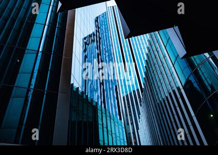 London, Großbritannien. August 2023. Moderne abstrakte Reflexionen in Bürogebäuden mit Glasfassade im Finanzviertel der britischen Hauptstadt London. Quelle: SOPA Images Limited/Alamy Live News Stockfoto