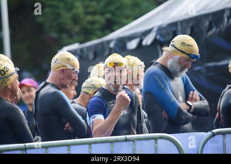 Pontevedra, Spanien, 22. September 2023: Ein Teilnehmer begrüßt die Presse während der Triathlon-Weltmeisterschaft 2023 Age Group Super Sprint Triathlon am 22. September 2023 in Pontevedra, Spanien. Quelle: Alberto Brevers / Alamy Live News Stockfoto