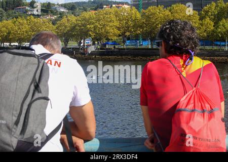 Pontevedra, Spanien, 22. September 2023: Zwei Fans beobachten das Schwimmen während der Triathlon-Weltmeisterschaften 2023 Age Group Super Sprint Triathlon am 22. September 2023 in Pontevedra, Spanien. Quelle: Alberto Brevers / Alamy Live News Stockfoto