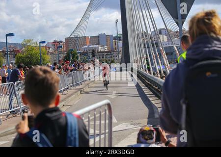 Pontevedra, Spanien, 22. September 2023: Ein Triathlet, der beim Triathlon World Championship Age Group Super Sprint Triathlon 2023 am 22. September 2023 in Pontevedra, Spanien, der Öffentlichkeit winkt. Quelle: Alberto Brevers / Alamy Live News Stockfoto