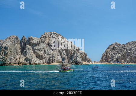 Mexiko, Cabo San Lucas - 16. Juli 2023: Playa de los Amantes, Strand von Lobos Marinos unter blauem Himmel. Viele Badende und Stockfoto