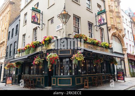 London, Großbritannien. Aug. 2023. The Duke of York ist ein klassisches Pub aus der viktorianischen Zeit, das sich in Mayfair, London, in der Dering Street befindet. (Credit Image: © John Wreford/SOPA Images via ZUMA Press Wire) NUR REDAKTIONELLE VERWENDUNG! Nicht für kommerzielle ZWECKE! Stockfoto