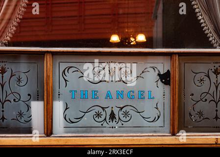 London, Großbritannien. Aug. 2023. The Angel ist ein historisches öffentliches Haus und ehemaliges Coaching inn an der St Giles High Street, im West End von London in der Nähe von Charing Cross. (Credit Image: © John Wreford/SOPA Images via ZUMA Press Wire) NUR REDAKTIONELLE VERWENDUNG! Nicht für kommerzielle ZWECKE! Stockfoto