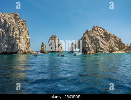 Mexiko, Cabo San Lucas - 16. Juli 2023: Felsbogen El Arco in Reserva de Lobos Marinos und Playa de los Amantes, Strand der Liebenden, Bucht. Viele sma Stockfoto