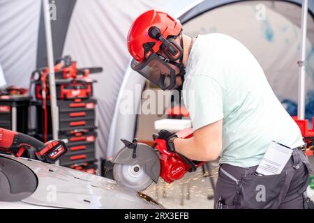 Wels, Österreich. 22. September 2023. „Die österreichische Leitmesse für Einsatzorganisationen“ Rettungskongress „Retter Messe Wels“ zeigt die neuesten Entwicklungen in den Bereichen Brandbekämpfung, Rettungs- und Polizeitechnik, milwaukee Stand ©Andreas Stroh Credit: Andreas Stroh/Alamy Live News Stockfoto