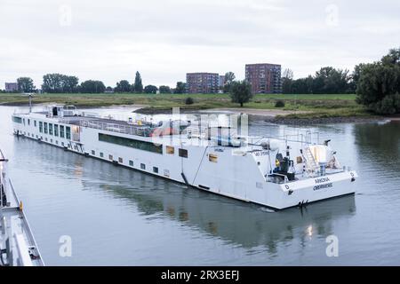 ARNHEM - das deutsche Kreuzfahrtschiff Arkona legt neben anderen Schiffen, die bereits als Aufnahmeort für Asylbewerber dienen, an der Rijnkade in Arnheim an. Mit der Ankunft dieses Schiffes und eines weiteren später am Wochenende hat Arnhem etwa 2.900 Plätze für Flüchtlinge geschaffen, und die Gemeinde reagiert auf den Notruf von Staatssekretär Eric van der Burg (Asylum), der 200 zusätzliche Plätze für Erwachsene Asylsuchende bat. ANP MARCEL KRIJGSMAN niederlande raus - belgien raus Stockfoto