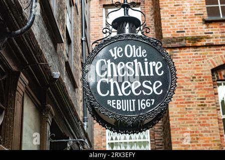 London, Großbritannien. August 2023. YE Olde Cheshire Cheese Pub ist ein denkmalgeschütztes öffentliches Haus in der 145 Fleet Street, bekannt für seine literarischen Vereinigungen wie Charles Dickens und Mark Twain. (Foto: John Wreford/SOPA Images/SIPA USA) Credit: SIPA USA/Alamy Live News Stockfoto