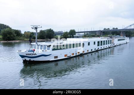 ARNHEM - das deutsche Kreuzfahrtschiff Arkona legt neben anderen Schiffen, die bereits als Aufnahmeort für Asylbewerber dienen, an der Rijnkade in Arnheim an. Mit der Ankunft dieses Schiffes und eines weiteren später am Wochenende hat Arnhem etwa 2.900 Plätze für Flüchtlinge geschaffen, und die Gemeinde reagiert auf den Notruf von Staatssekretär Eric van der Burg (Asylum), der 200 zusätzliche Plätze für Erwachsene Asylsuchende bat. ANP MARCEL KRIJGSMAN niederlande raus - belgien raus Stockfoto