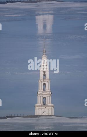 Der untergetauchte Glockenturm der St. Nikolaus-Kathedrale und ihre Eisreflexion, mehrfache Exposition in der Kamera, Kalyasin, Tver-Region, Russland Stockfoto