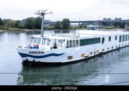 ARNHEM - das deutsche Kreuzfahrtschiff Arkona legt neben anderen Schiffen, die bereits als Aufnahmeort für Asylbewerber dienen, an der Rijnkade in Arnheim an. Mit der Ankunft dieses Schiffes und eines weiteren später am Wochenende hat Arnhem etwa 2.900 Plätze für Flüchtlinge geschaffen, und die Gemeinde reagiert auf den Notruf von Staatssekretär Eric van der Burg (Asylum), der 200 zusätzliche Plätze für Erwachsene Asylsuchende bat. ANP MARCEL KRIJGSMAN niederlande raus - belgien raus Stockfoto