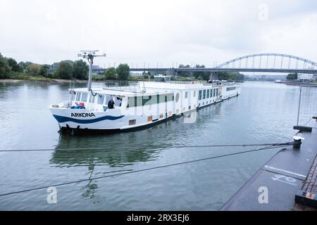 ARNHEM - das deutsche Kreuzfahrtschiff Arkona legt neben anderen Schiffen, die bereits als Aufnahmeort für Asylbewerber dienen, an der Rijnkade in Arnheim an. Mit der Ankunft dieses Schiffes und eines weiteren später am Wochenende hat Arnhem etwa 2.900 Plätze für Flüchtlinge geschaffen, und die Gemeinde reagiert auf den Notruf von Staatssekretär Eric van der Burg (Asylum), der 200 zusätzliche Plätze für Erwachsene Asylsuchende bat. ANP MARCEL KRIJGSMAN niederlande raus - belgien raus Stockfoto