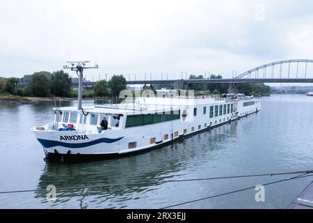 ARNHEM - das deutsche Kreuzfahrtschiff Arkona legt neben anderen Schiffen, die bereits als Aufnahmeort für Asylbewerber dienen, an der Rijnkade in Arnheim an. Mit der Ankunft dieses Schiffes und eines weiteren später am Wochenende hat Arnhem etwa 2.900 Plätze für Flüchtlinge geschaffen, und die Gemeinde reagiert auf den Notruf von Staatssekretär Eric van der Burg (Asylum), der 200 zusätzliche Plätze für Erwachsene Asylsuchende bat. ANP MARCEL KRIJGSMAN niederlande raus - belgien raus Stockfoto