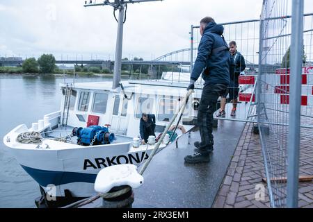 ARNHEM - das deutsche Kreuzfahrtschiff Arkona legt neben anderen Schiffen, die bereits als Aufnahmeort für Asylbewerber dienen, an der Rijnkade in Arnheim an. Mit der Ankunft dieses Schiffes und eines weiteren später am Wochenende hat Arnhem etwa 2.900 Plätze für Flüchtlinge geschaffen, und die Gemeinde reagiert auf den Notruf von Staatssekretär Eric van der Burg (Asylum), der 200 zusätzliche Plätze für Erwachsene Asylsuchende bat. ANP MARCEL KRIJGSMAN niederlande raus - belgien raus Stockfoto