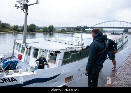 ARNHEM - das deutsche Kreuzfahrtschiff Arkona legt neben anderen Schiffen, die bereits als Aufnahmeort für Asylbewerber dienen, an der Rijnkade in Arnheim an. Mit der Ankunft dieses Schiffes und eines weiteren später am Wochenende hat Arnhem etwa 2.900 Plätze für Flüchtlinge geschaffen, und die Gemeinde reagiert auf den Notruf von Staatssekretär Eric van der Burg (Asylum), der 200 zusätzliche Plätze für Erwachsene Asylsuchende bat. ANP MARCEL KRIJGSMAN niederlande raus - belgien raus Stockfoto