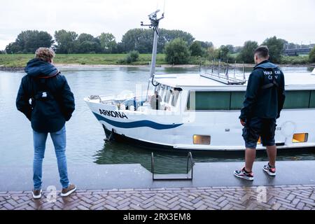 ARNHEM - das deutsche Kreuzfahrtschiff Arkona legt neben anderen Schiffen, die bereits als Aufnahmeort für Asylbewerber dienen, an der Rijnkade in Arnheim an. Mit der Ankunft dieses Schiffes und eines weiteren später am Wochenende hat Arnhem etwa 2.900 Plätze für Flüchtlinge geschaffen, und die Gemeinde reagiert auf den Notruf von Staatssekretär Eric van der Burg (Asylum), der 200 zusätzliche Plätze für Erwachsene Asylsuchende bat. ANP MARCEL KRIJGSMAN niederlande raus - belgien raus Stockfoto