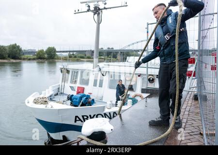 ARNHEM - das deutsche Kreuzfahrtschiff Arkona legt neben anderen Schiffen, die bereits als Aufnahmeort für Asylbewerber dienen, an der Rijnkade in Arnheim an. Mit der Ankunft dieses Schiffes und eines weiteren später am Wochenende hat Arnhem etwa 2.900 Plätze für Flüchtlinge geschaffen, und die Gemeinde reagiert auf den Notruf von Staatssekretär Eric van der Burg (Asylum), der 200 zusätzliche Plätze für Erwachsene Asylsuchende bat. ANP MARCEL KRIJGSMAN niederlande raus - belgien raus Stockfoto