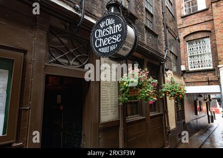 London, Großbritannien. Aug. 2023. YE Olde Cheshire Cheese Pub ist ein denkmalgeschütztes öffentliches Haus in der 145 Fleet Street, bekannt für seine literarischen Vereinigungen wie Charles Dickens und Mark Twain. (Credit Image: © John Wreford/SOPA Images via ZUMA Press Wire) NUR REDAKTIONELLE VERWENDUNG! Nicht für kommerzielle ZWECKE! Stockfoto