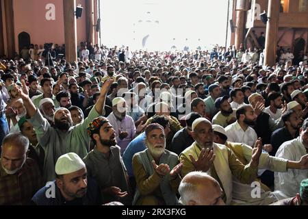 Srinagar, Indien. September 2023. Kaschmiri-Männer beten während der Freitagsgebete in der historischen Großmoschee oder Jamia Masjid in Srinagar, der Sommerhauptstadt von Jammu und Kaschmir. (Bild: © Saqib Majeed/SOPA Images via ZUMA Press Wire) NUR REDAKTIONELLE VERWENDUNG! Nicht für kommerzielle ZWECKE! Stockfoto