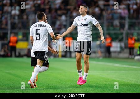 Yuri Ribeiro (L) und Pawel Wszolek (R) von Legia feiern ein Tor während des Gruppenspiels der UEFA Europa Conference League zwischen Legia Warszawa und Aston Villa im Marschall Jozef Pilsudski Legia Warschau Municipal Stadium. Endstand: Legia Warszawa 3:2 Aston Villa. Stockfoto