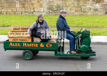 North Shields, North Tyneside, Großbritannien. September 2023. Launch Event of the Herring Girl - eine neue Skulptur von Ray Lonsdale am Fish Quay der Stadt, mit einer Parade, Live-Musik von örtlichen Schulen und Mitgliedern der Gruppe Lindisfarne, Reden, einer Segeltour vorbei an Schiffen und der Enthüllung der Skulptur. Das Projekt wurde vom North Shields Fishers's Heritage Project geleitet, das vom North Tyneside Council unterstützt wurde. Ken Hastie hat 1965 Fish Quay Popper restauriert. Quelle: Hazel Plater/Alamy Live News Stockfoto